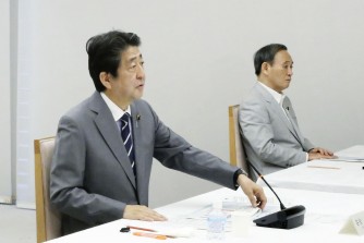 Thủ tướng Abe chỉ thị giảm phí chuyển tiền liên ngân hàng