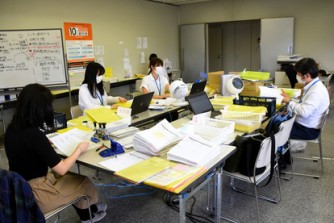 Nhật Bản : Trợ cấp 100.000 yên, sự chậm trễ đáng kể tại các thành phố lớn