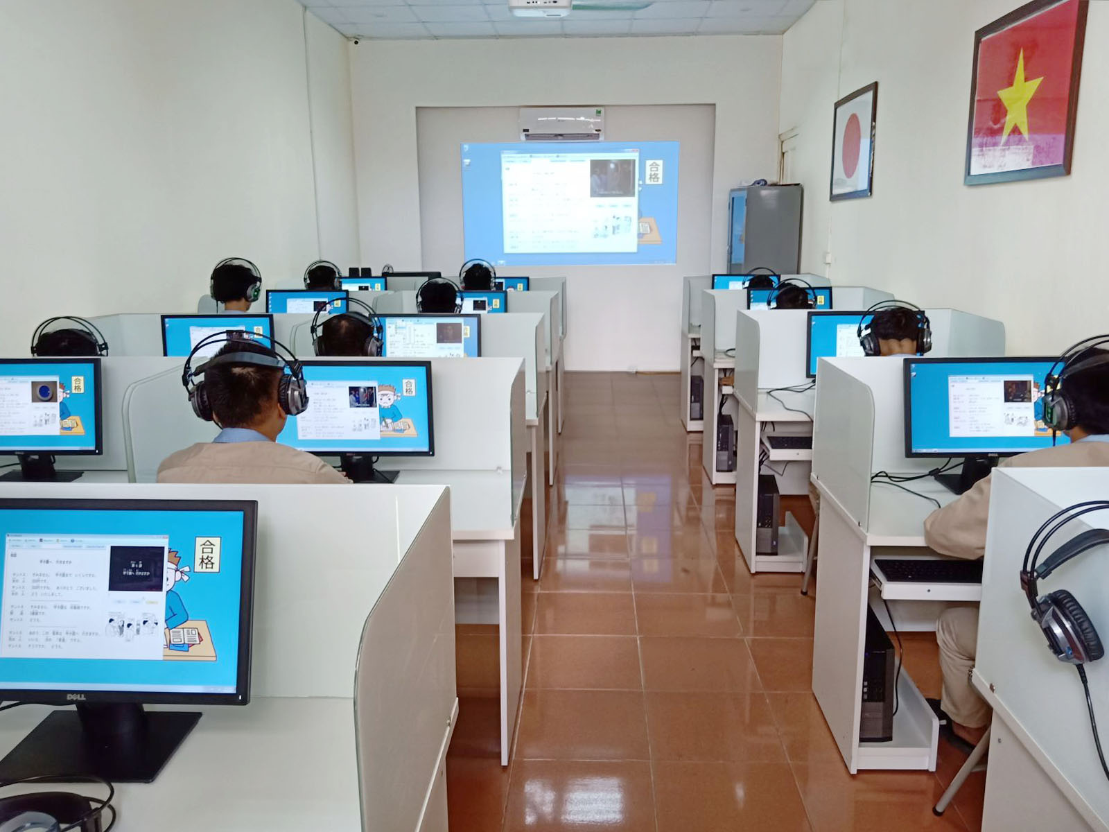 Phòng Lab đào tạo ngoại ngữ VJEC